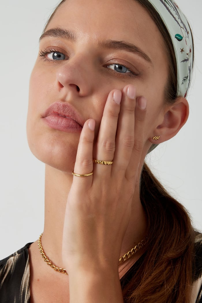 Ring mit dezentem Druck – Goldfarbe - Goldfarbefarbe h5Bild2